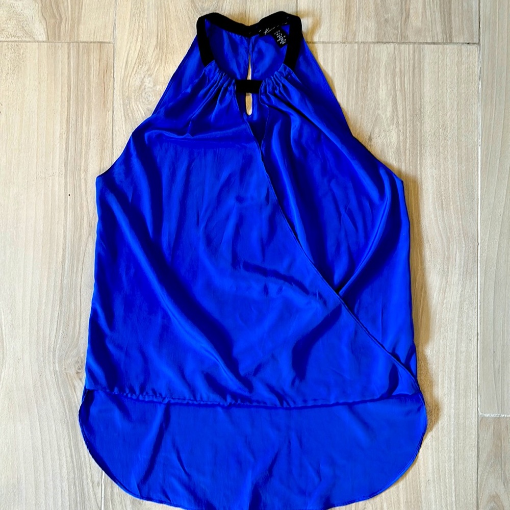 Kenneth Cole, Crossbody blue tank top, black neckline, detail, metal neck clasp